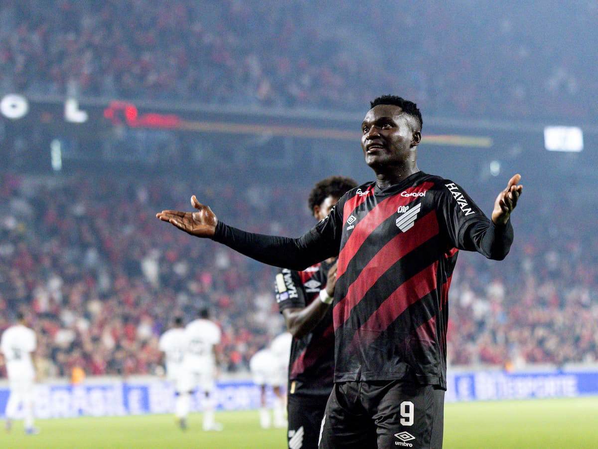 Kevin Viveros salvó al Paranaense y se trepó a la cima de los goleadores del Brasileirao
