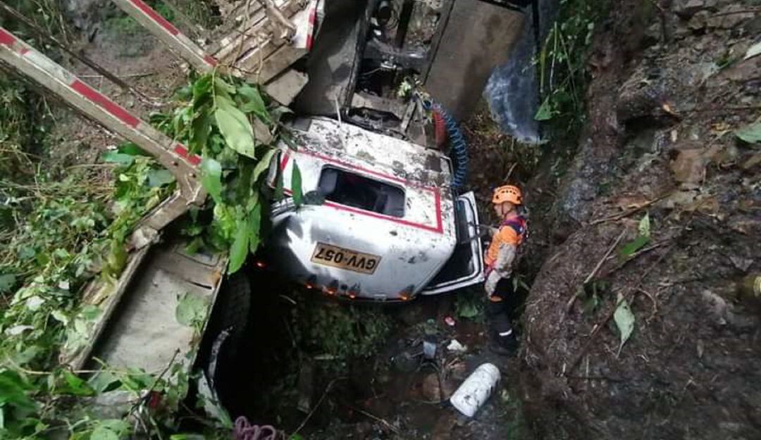 Tractocamión rueda por un abismo en la vía Anserma - Guática