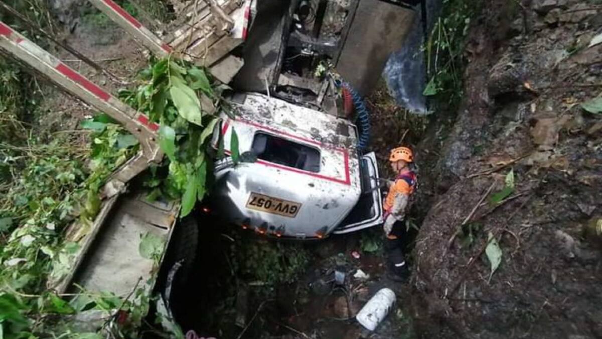 Tractomula rueda por una ladera en la vía Anserma – Guática