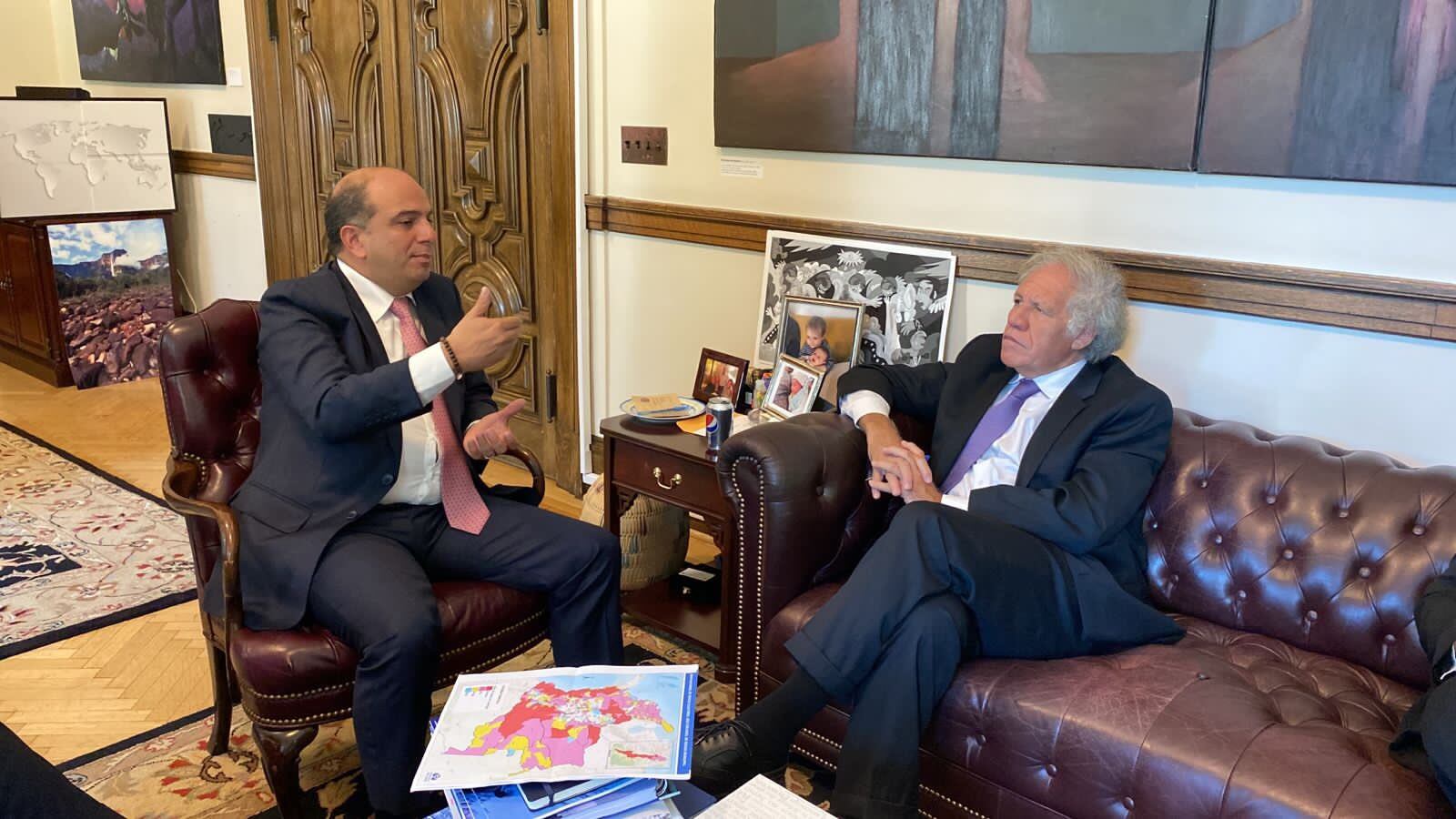 Defensor del Pueblo, Carlos Camargo, se reunió con Luis Almagro, Secretario General de la OEA. Twitter @DefensoriaCol