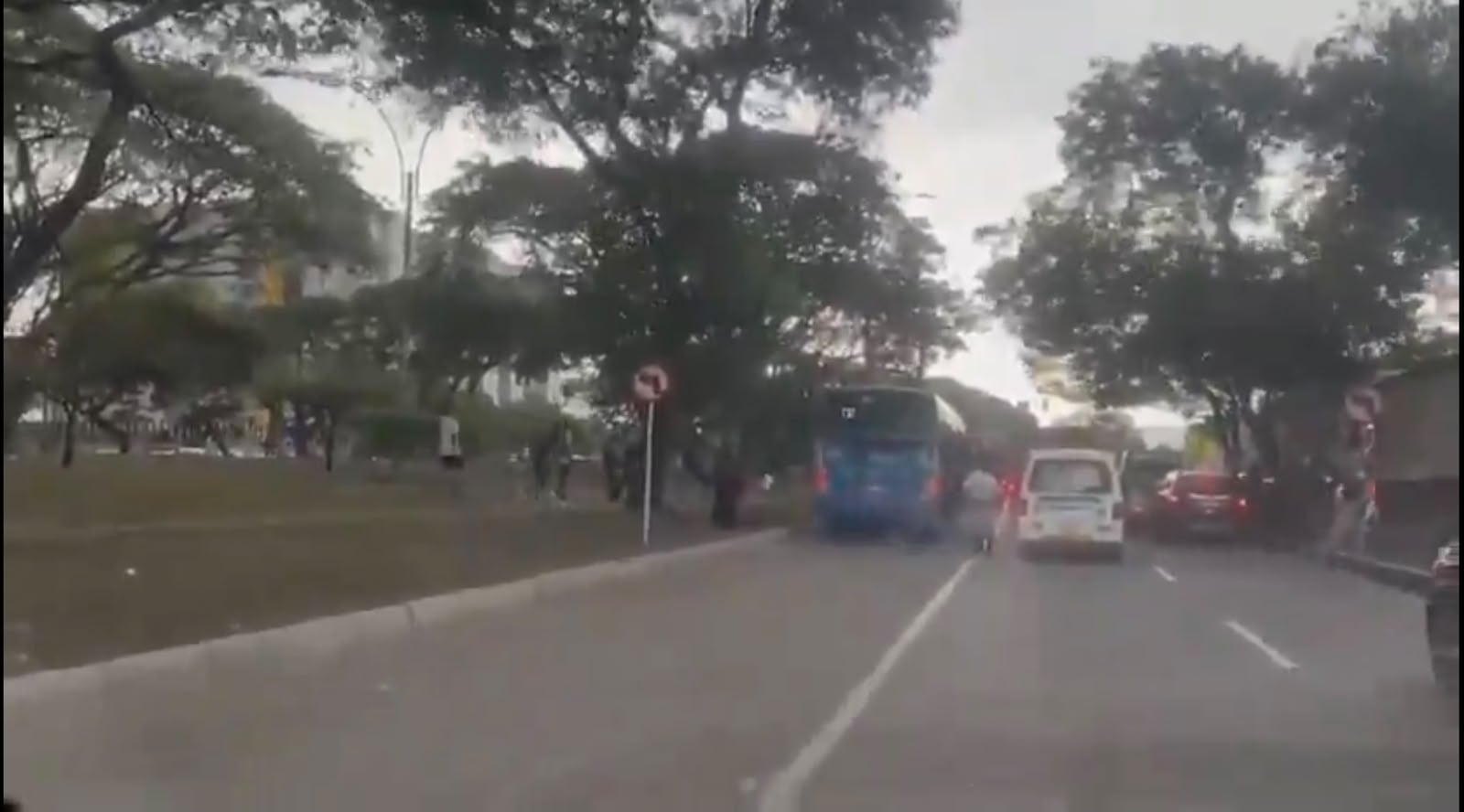En Cali jóvenes golpearon a conductor del MIO tras intentar colgarse del bus; hay un capturado