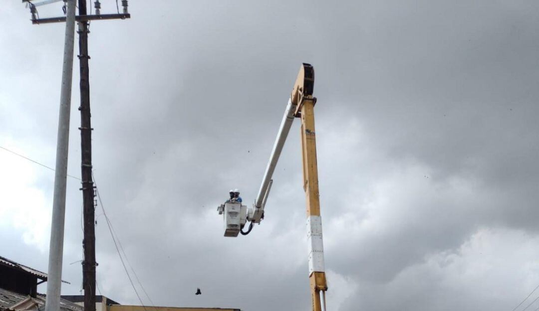 Momentos en el que funcionarios de Air-e trabajan en el levantamiento del poste.