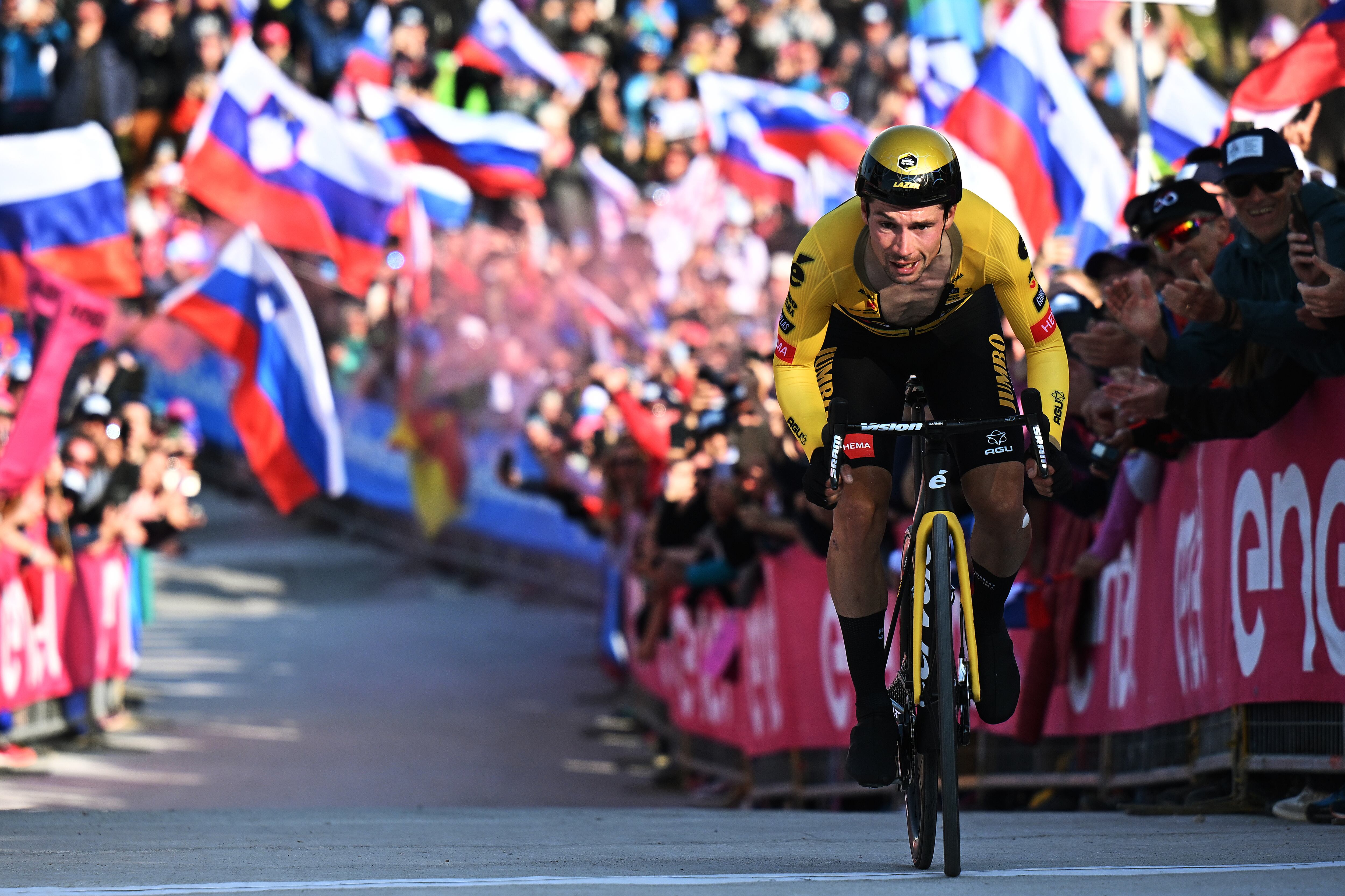 Primoz Roglic durante sus últimos metros en la línea de meta. (Photo by Stuart Franklin/Getty Images,)