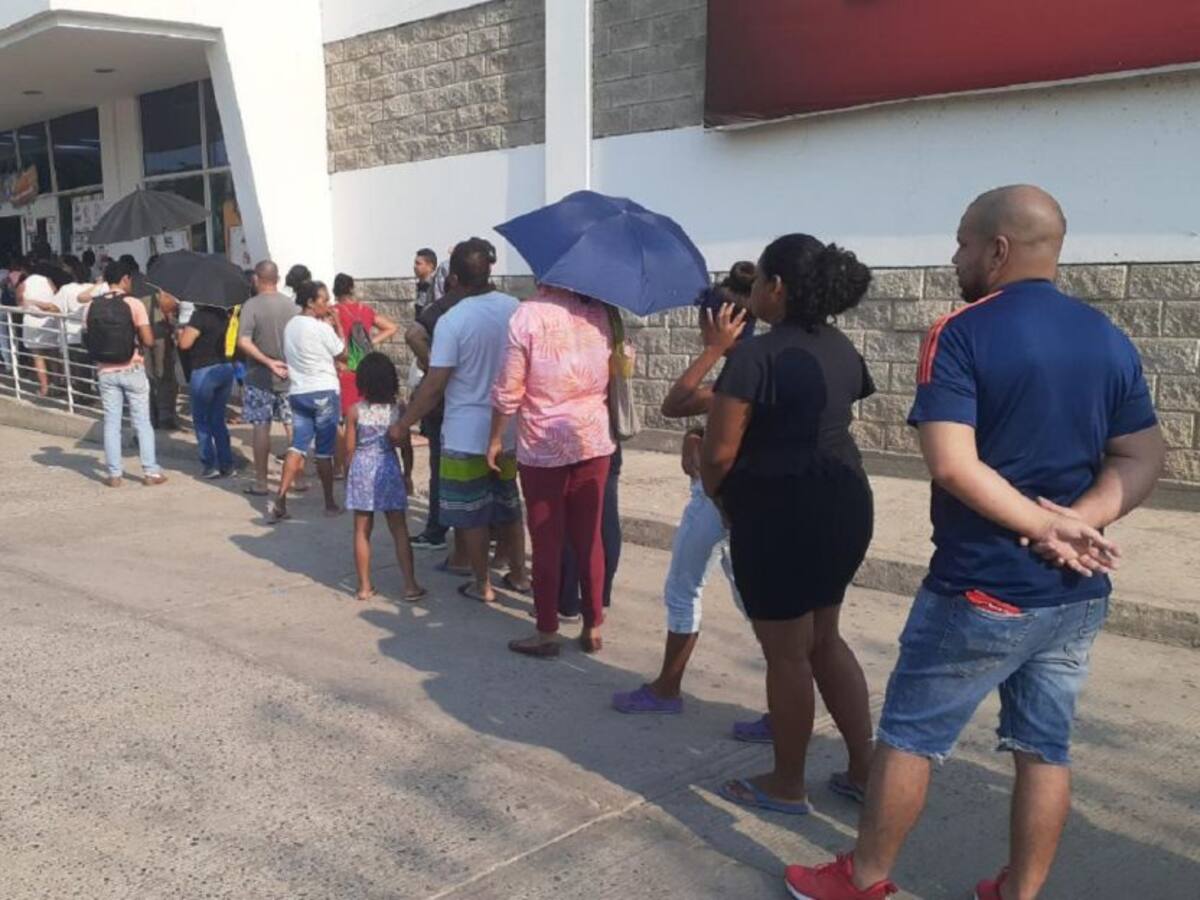 Cartageneros hacen largas filas para abastecerse en el toque de queda