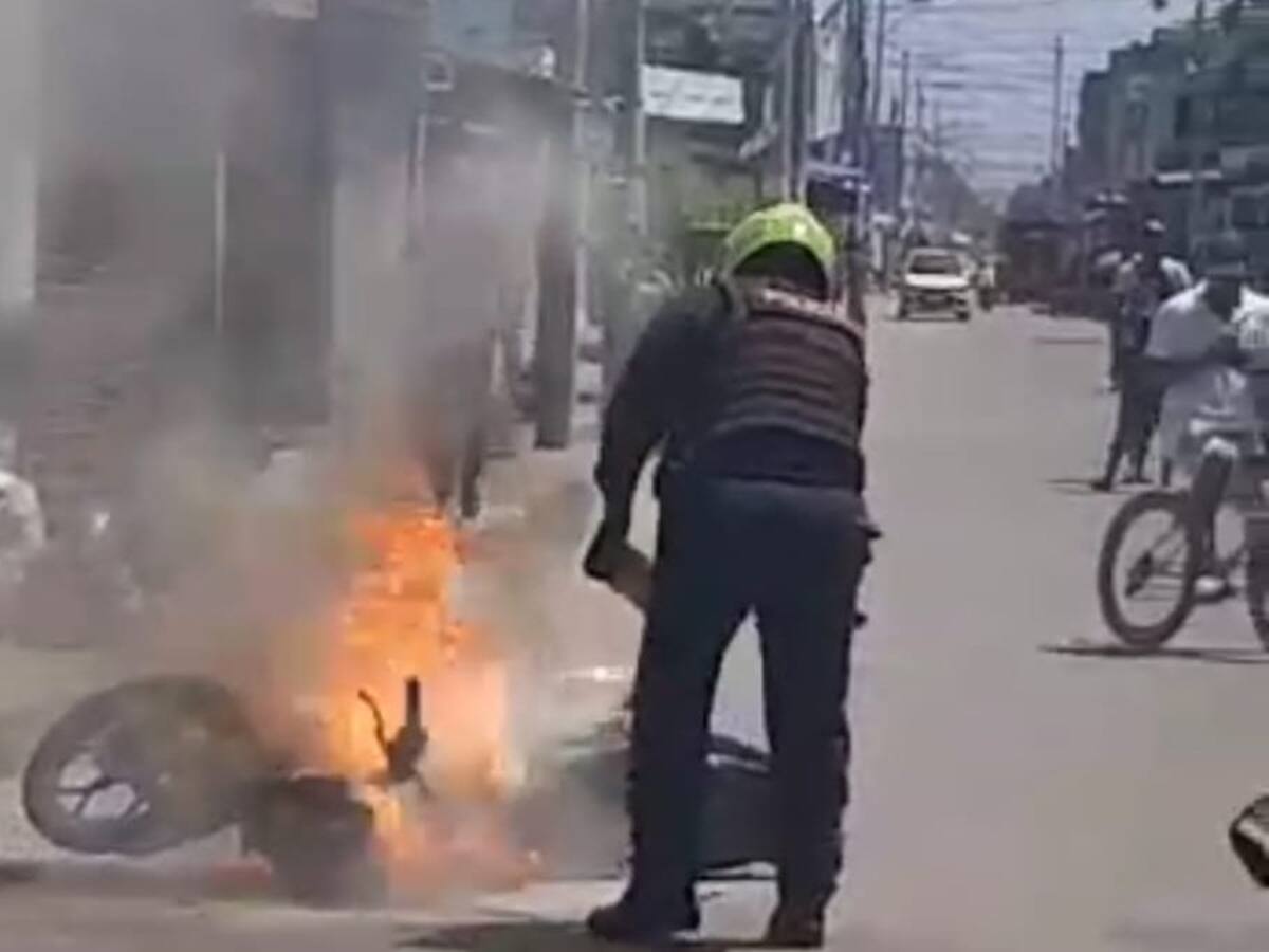 En Cartagena hombre incendió su moto para evitar que fuera inmovilizada