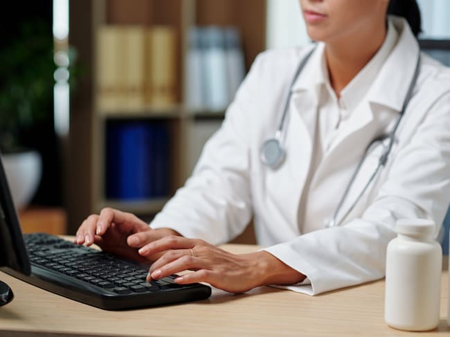 Convocatoria para profesionales del área de la salud, para realización de Servicio Social Obligatorio. Foto Getty Images