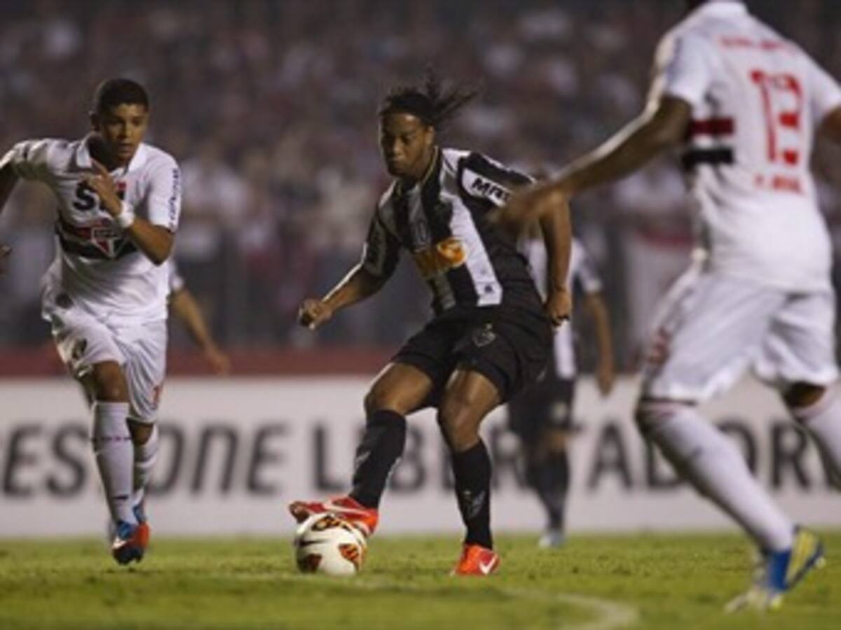 La magia de Ronaldinho no se acaba y ante Sao Paulo volvió a entregar jugadas de ensueño