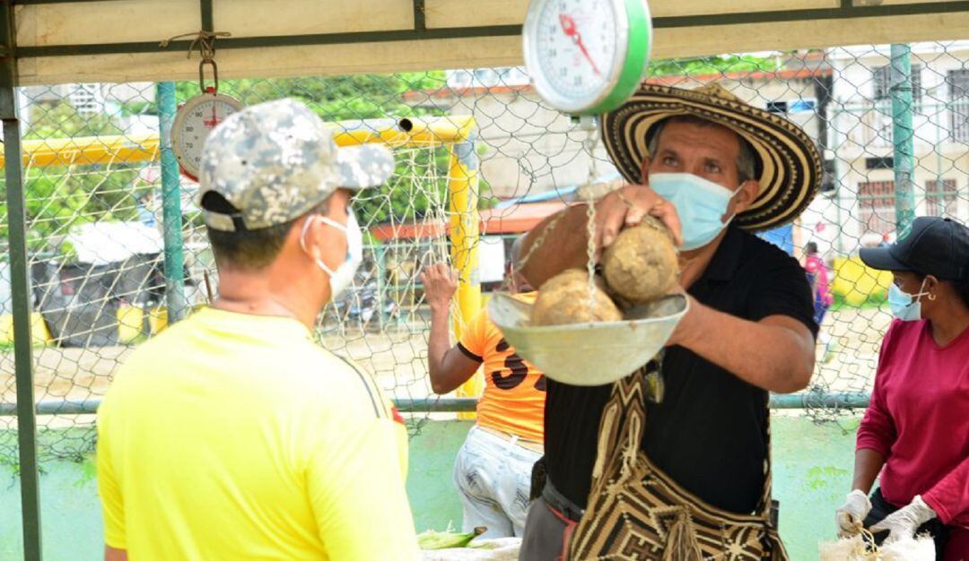 Más de 600 personas del sector y barrios aledaños surtieron sus canastas familiares con alimentos comercializados sin intermediarios