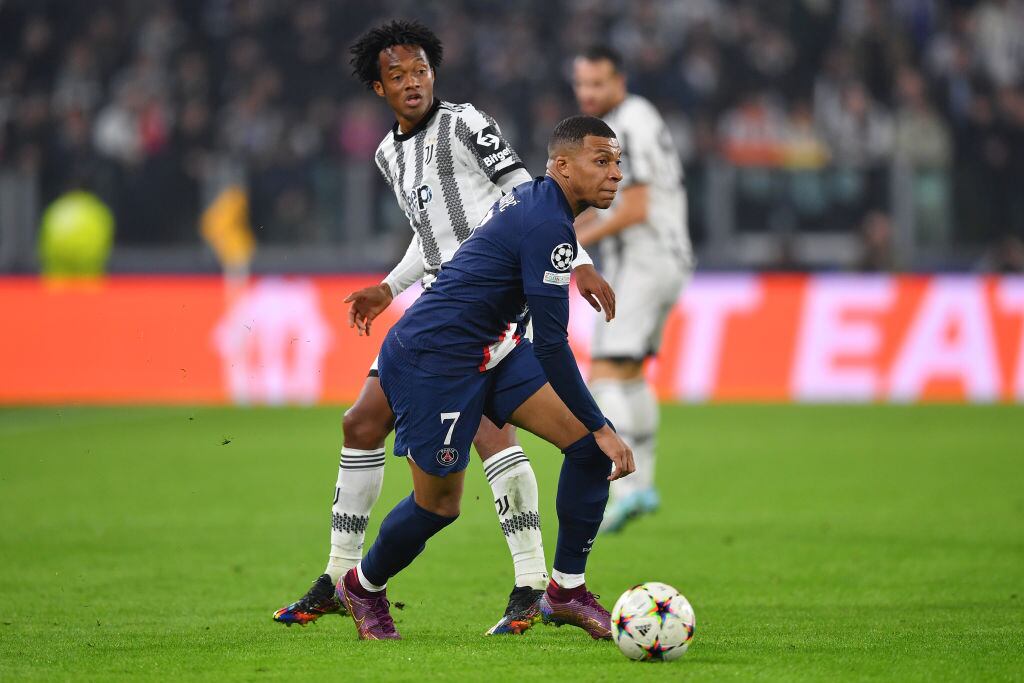 Kylian Mbappe y Juan Guillermo Cuadrado (Photo by Valerio Pennicino/Getty Images)