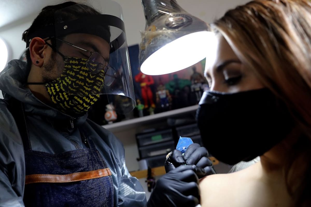 Debido a que el Gobierno no ha reactivado este sector, los tatuadores optaron por trabajar desde sus casas. 