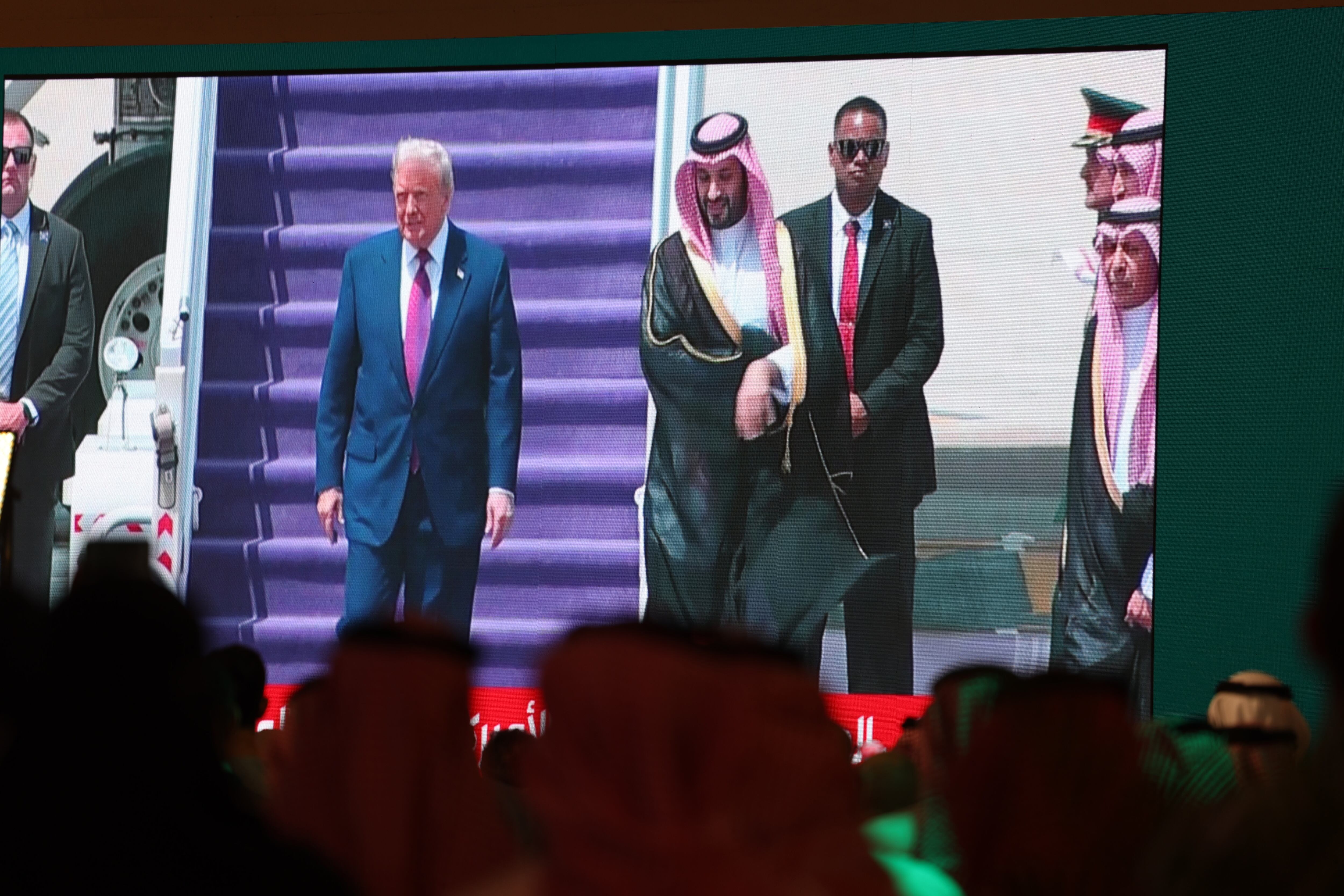 RIYADH (Saudi Arabia), 13/05/2025.- A screen shows Saudi Crown Prince Mohammed Bin Salman welcoming US President Donald Trump after landing in Riyadh, during the Saudi-US Investment Forum in Riyadh, Saudi Arabia, 13 May 2025. The forum is taking place during the state visit of US President Donald Trump to Saudi Arabia on 13 May. (Arabia Saudita) EFE/EPA/ALI HAIDER