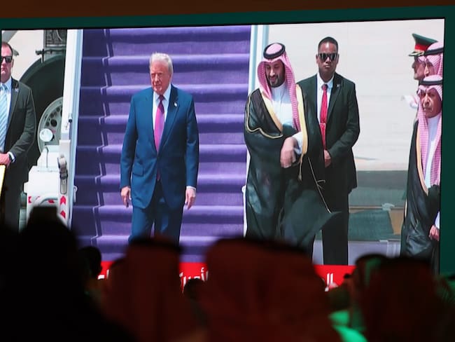 RIYADH (Saudi Arabia), 13/05/2025.- A screen shows Saudi Crown Prince Mohammed Bin Salman welcoming US President Donald Trump after landing in Riyadh, during the Saudi-US Investment Forum in Riyadh, Saudi Arabia, 13 May 2025. The forum is taking place during the state visit of US President Donald Trump to Saudi Arabia on 13 May. (Arabia Saudita) EFE/EPA/ALI HAIDER