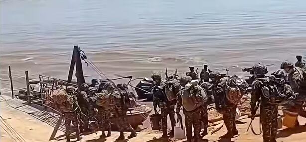Momentos en que miembros del ejército salen del lugar en lanchas. // Captura de video