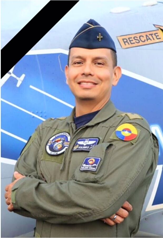 El teniente coronel Espinosa González, de 42 años de edad, era oriundo de la ciudad de Neiva, estaba casa y no tenía hijos.