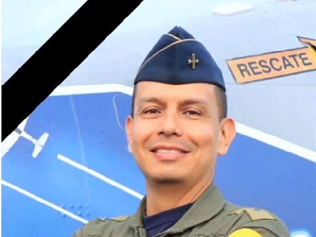 El teniente coronel Espinosa González, de 42 años de edad, era oriundo de la ciudad de Neiva, estaba casa y no tenía hijos.