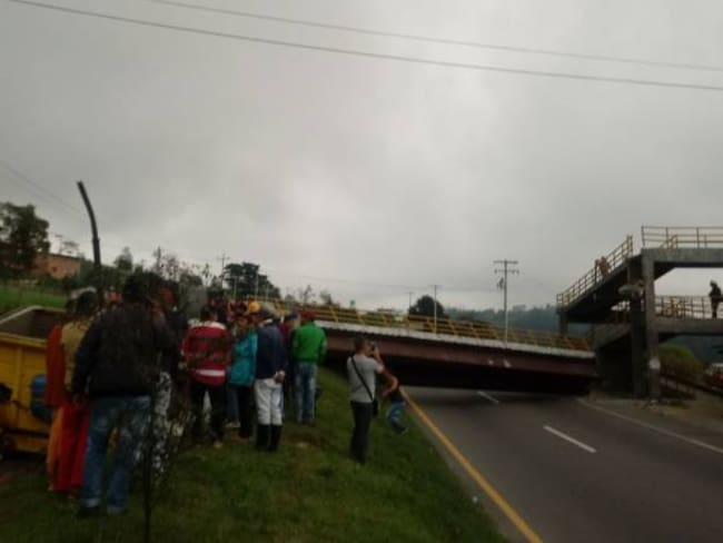 Habilitada la vía Bogotá – Giradot, luego de derrumbe de puente peatonal