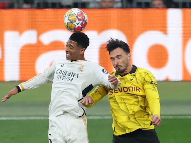London (United Kingdom), 01/06/2024.- Jude Bellingham (L) of Madrid and Mats Hummels of Dortmund in action during the UEFA Champions League final match of Borussia Dortmund against Real Madrid, in London, Britain, 01 June 2024. (Liga de Campeones, Rusia, Reino Unido, Londres) EFE/EPA/ANDY RAIN