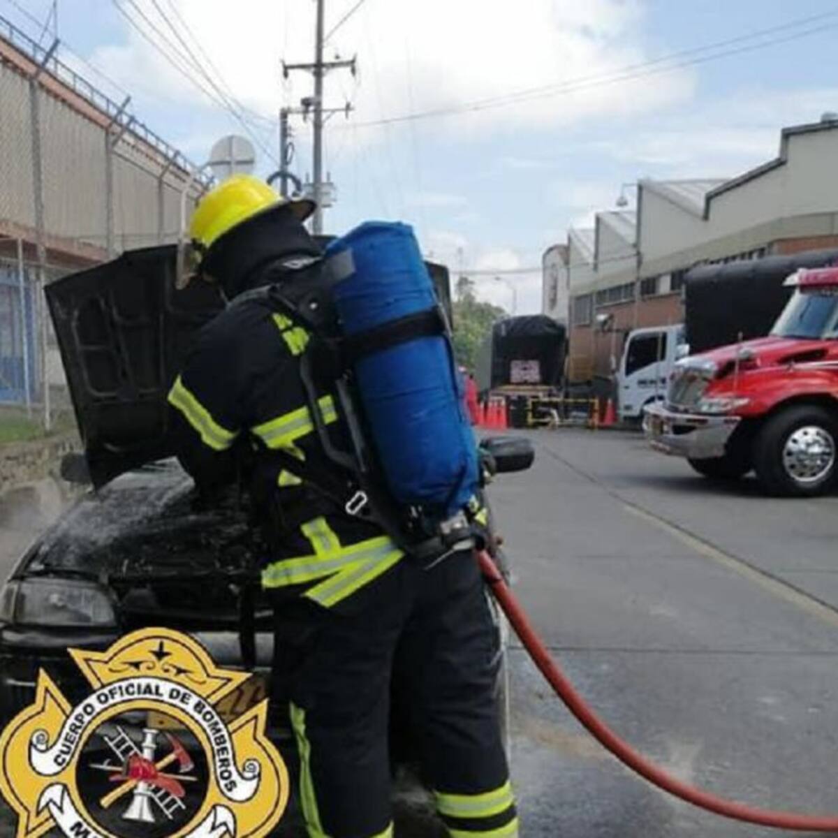 Vehículo particular se incendió en La Galería de Manizales