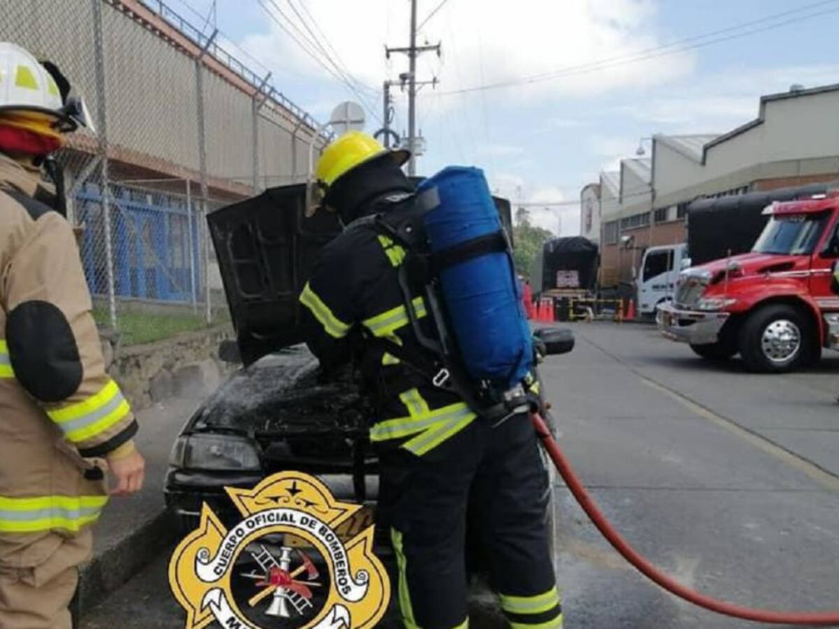 Vehículo particular se incendió en La Galería de Manizales