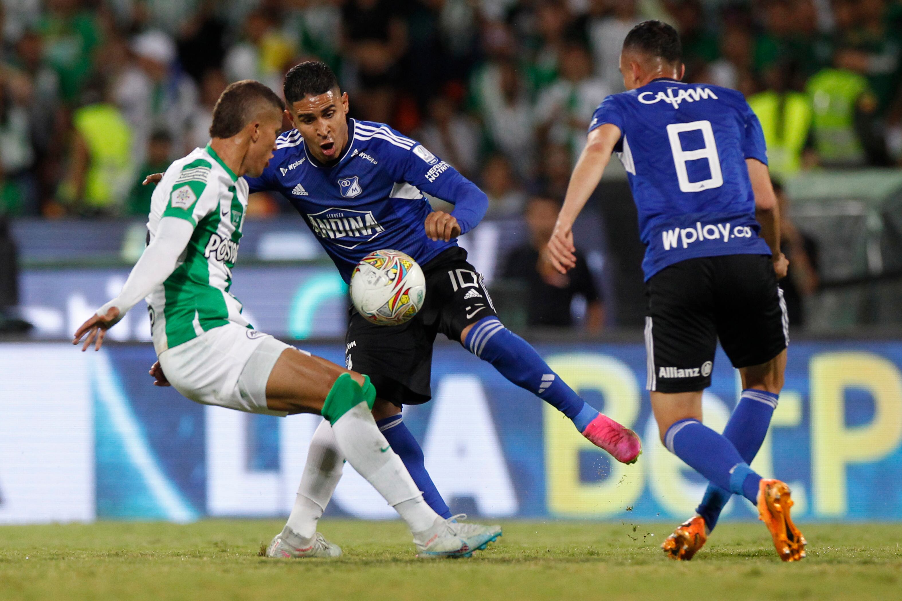 Daniel Cataño (Millonarios) y Nelson Deossa (Nacional). EFE/ Luis Eduardo Noriega A.
