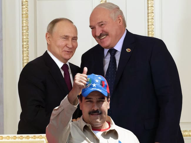 Diplomáticos venezolanos se han reunido en varias ocasiones con el presidente de Bielorrusia durante las últimas semanas, luego de que Maduro expresara a Donald Trump en una llamada que dejaría el poder si recibía una amnistía total.
(Foto: Caracol Radio / Getty / Cortesía)