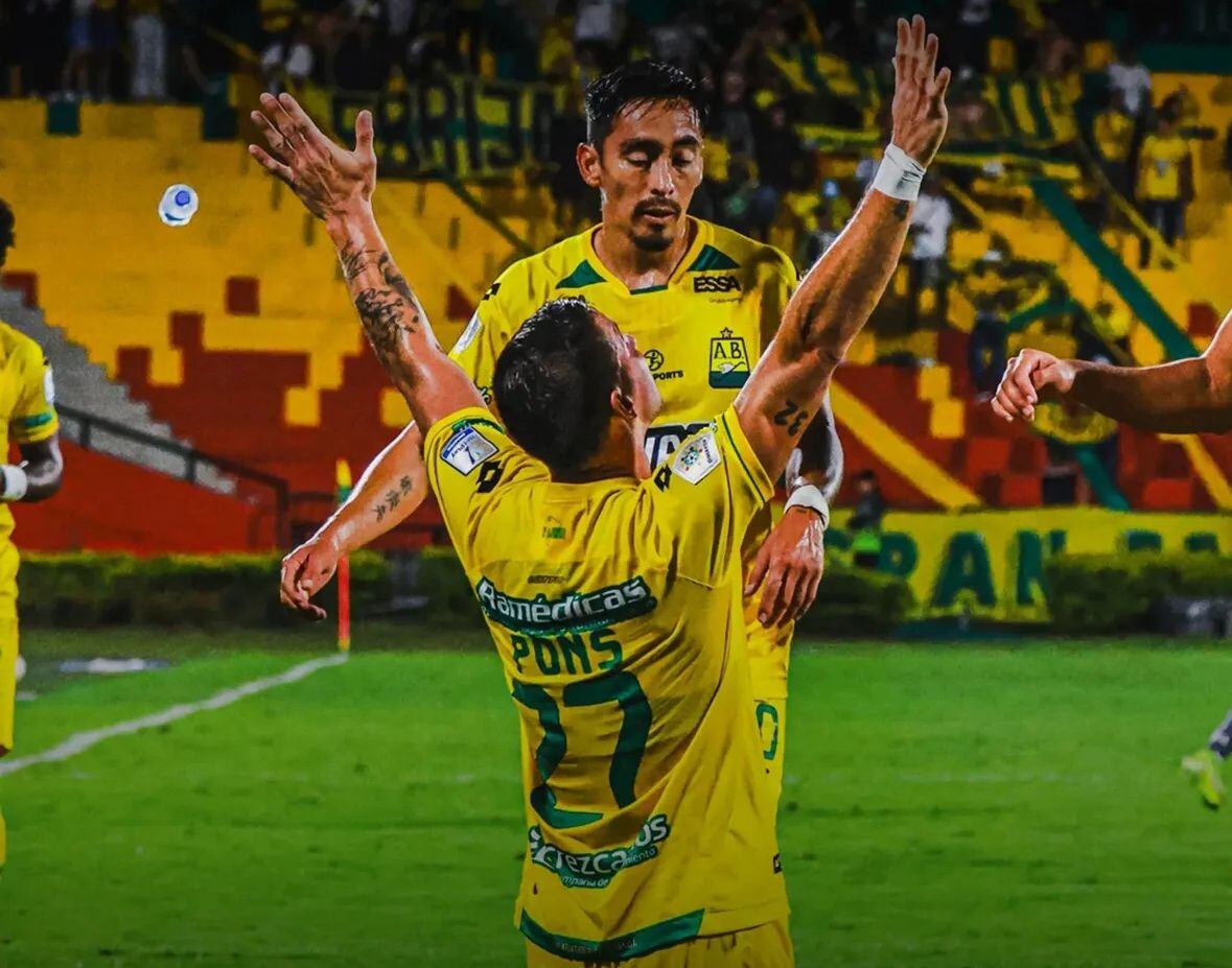 Luciano Pons, celebra uno de sus dos goles con el Atlético Bucaramanga / Instagram: Atlético Bucaramanga.