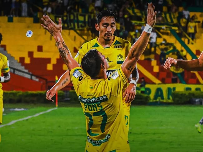 Luciano Pons, celebra uno de sus dos goles con el Atlético Bucaramanga / Instagram: Atlético Bucaramanga.