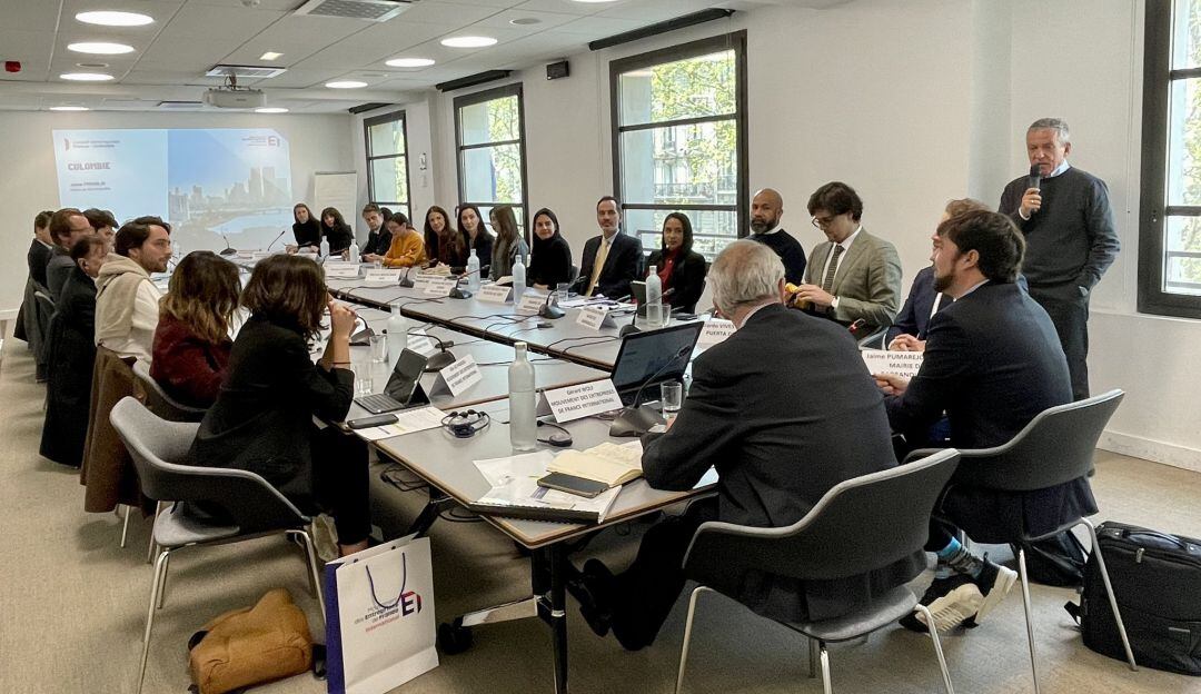 Reunión del alcalde Jaime Pumarejo con empresarios en París