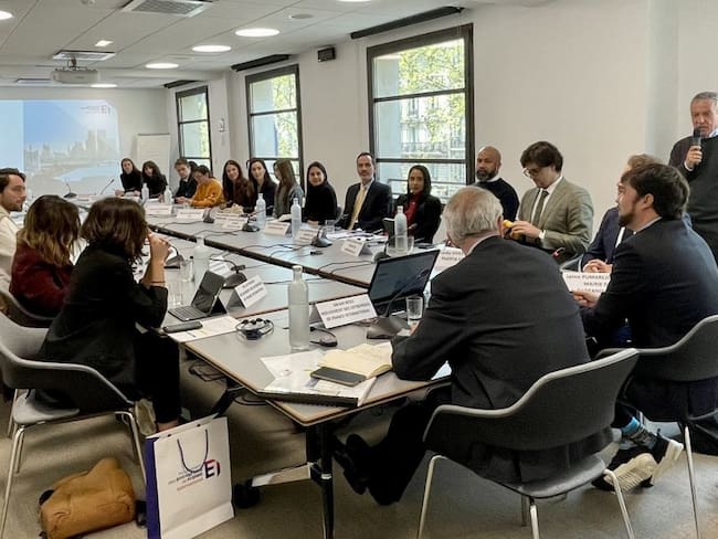 Reunión del alcalde Jaime Pumarejo con empresarios en París