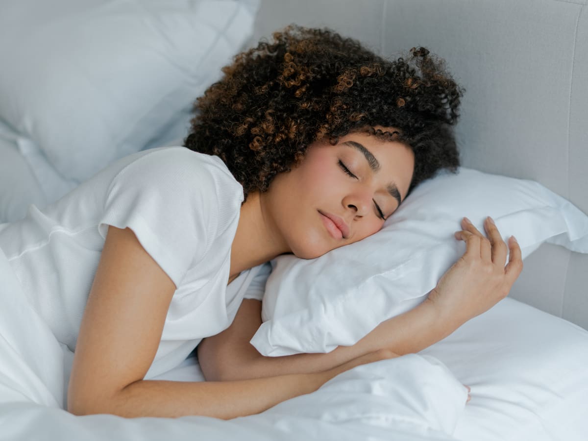 Qué significa dormir boca abajo abrazando la almohada: análisis de personalidad y más