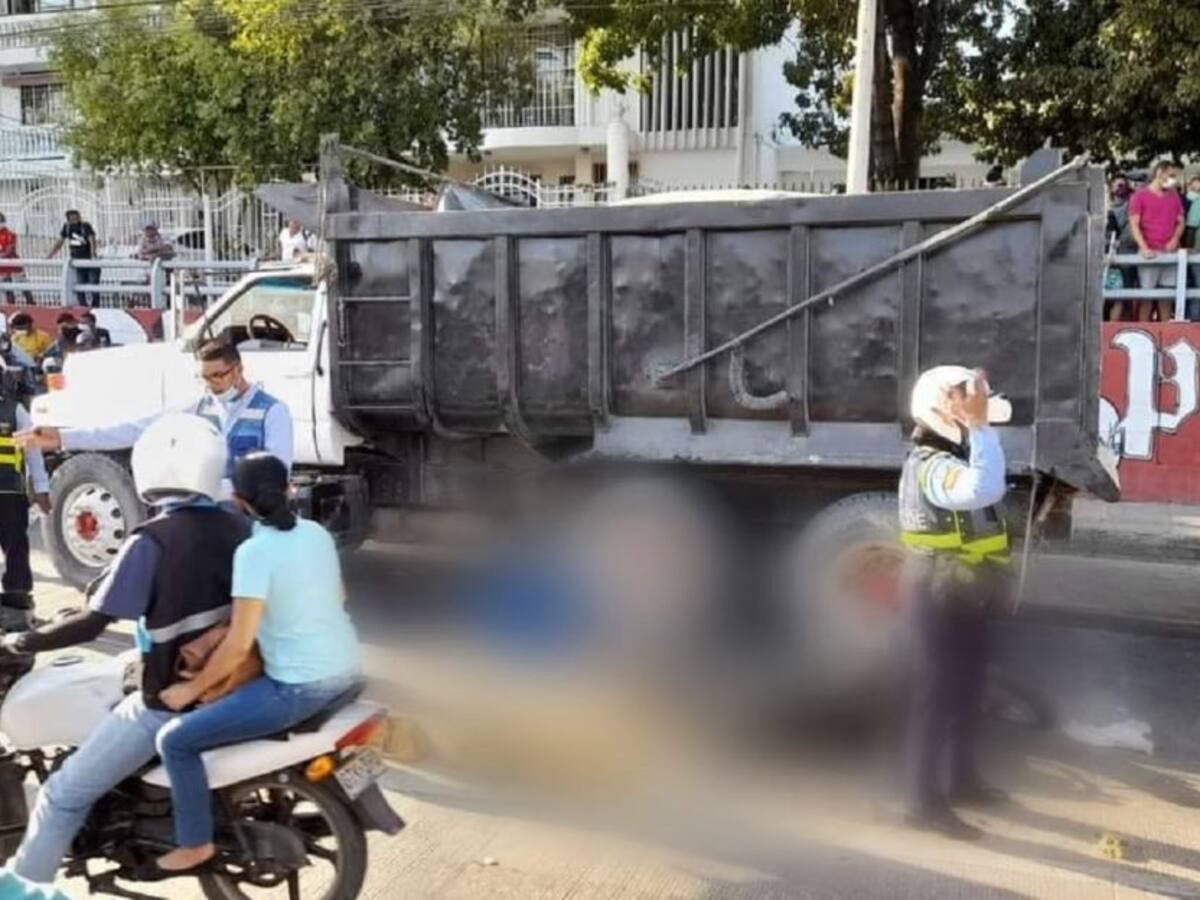 Murieron mujer y hombre tras accidente entre una motocicleta y una volqueta