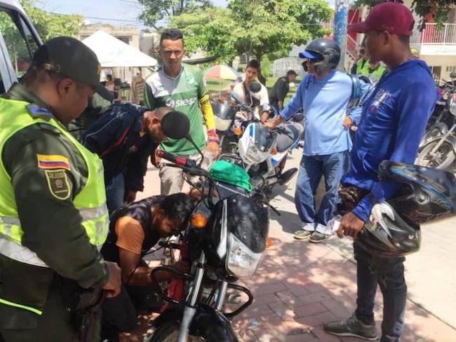 Policía de Cartagena marca gratis motocicletas para evitar hurto de motos