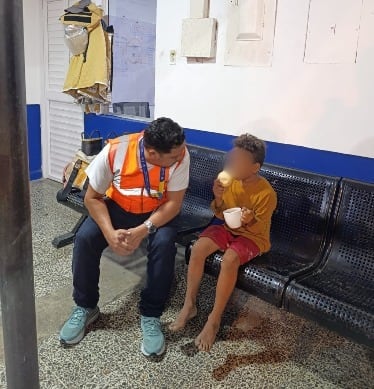 Menor atendido por funcionario del aeropuerto Cortissoz