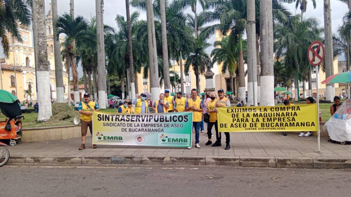 Con protesta, conductores de la Emab exigen compra de nuevos vehículos