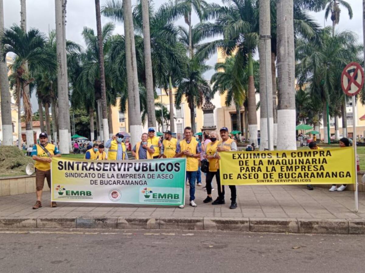 Con protesta, conductores de la Emab exigen compra de nuevos vehículos