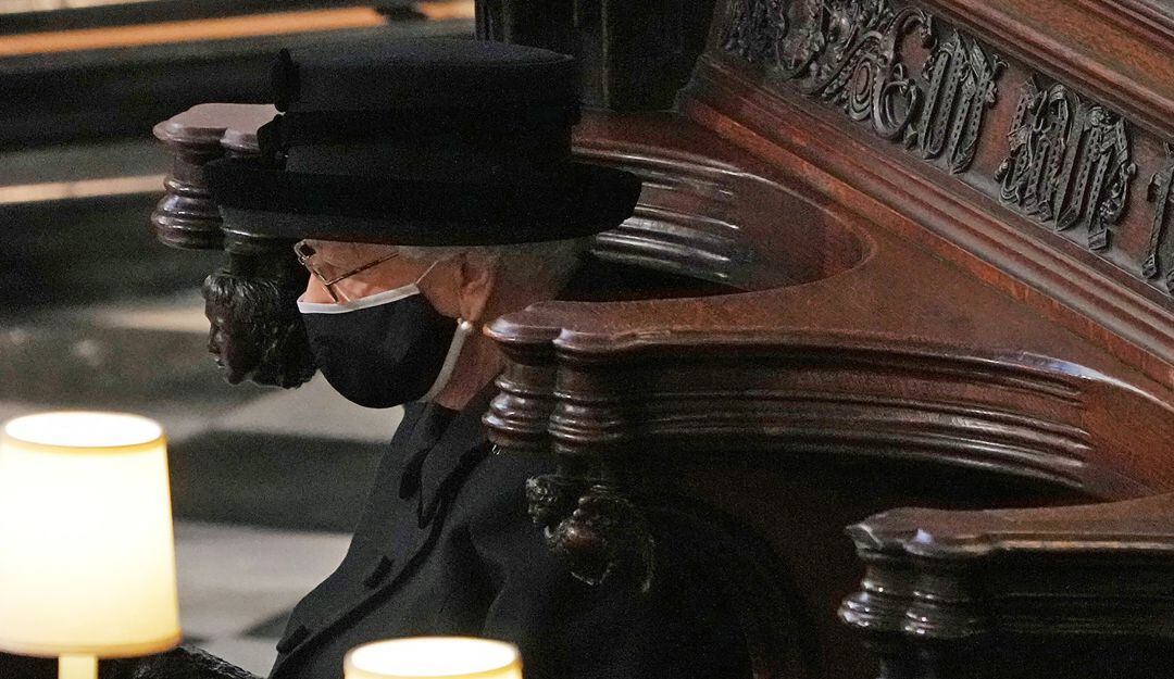 Guardando las distancias, la Reina Isabel II le dió el último adios al Príncipe Felipe, quién estuvo a su lado desde 1952. 