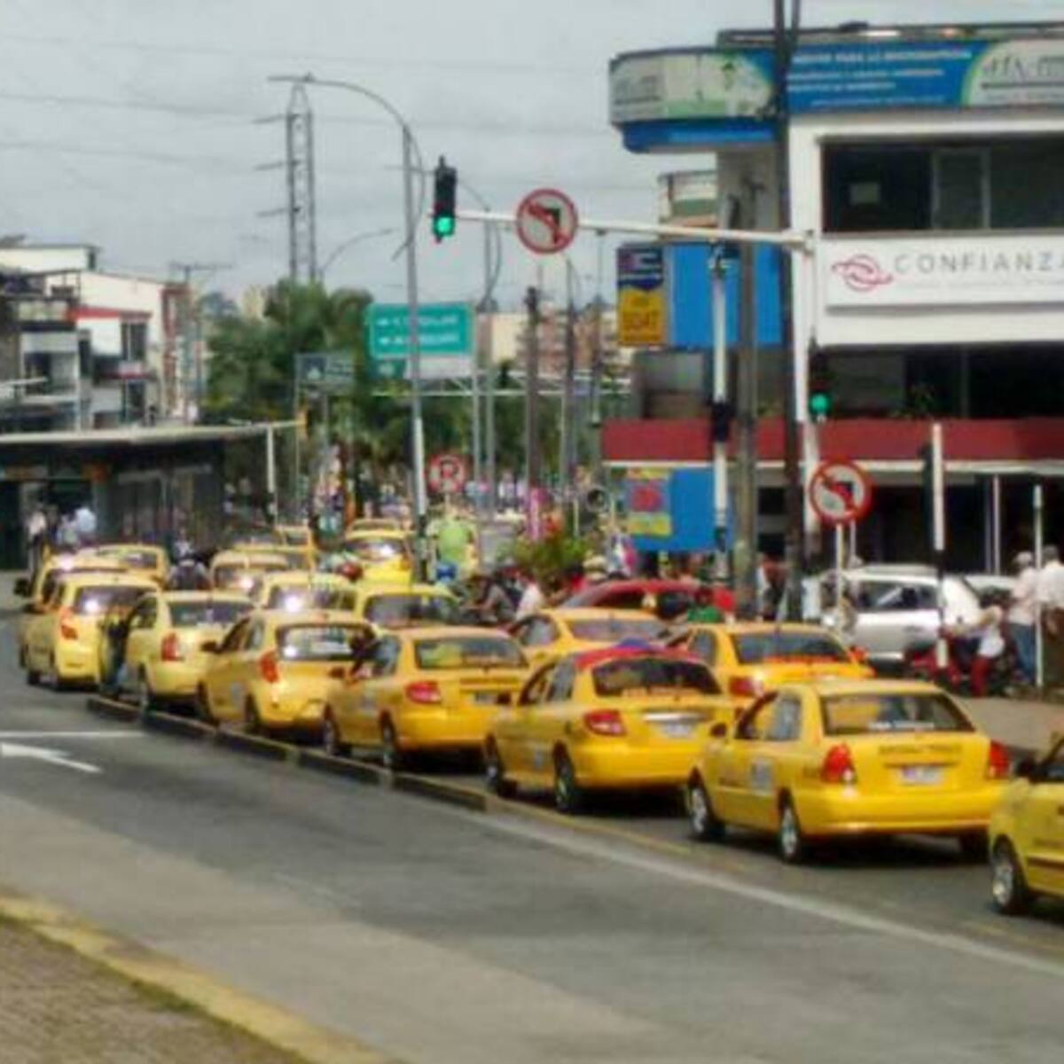Mientras los taxistas protestan, los conductores de Uber trabajan