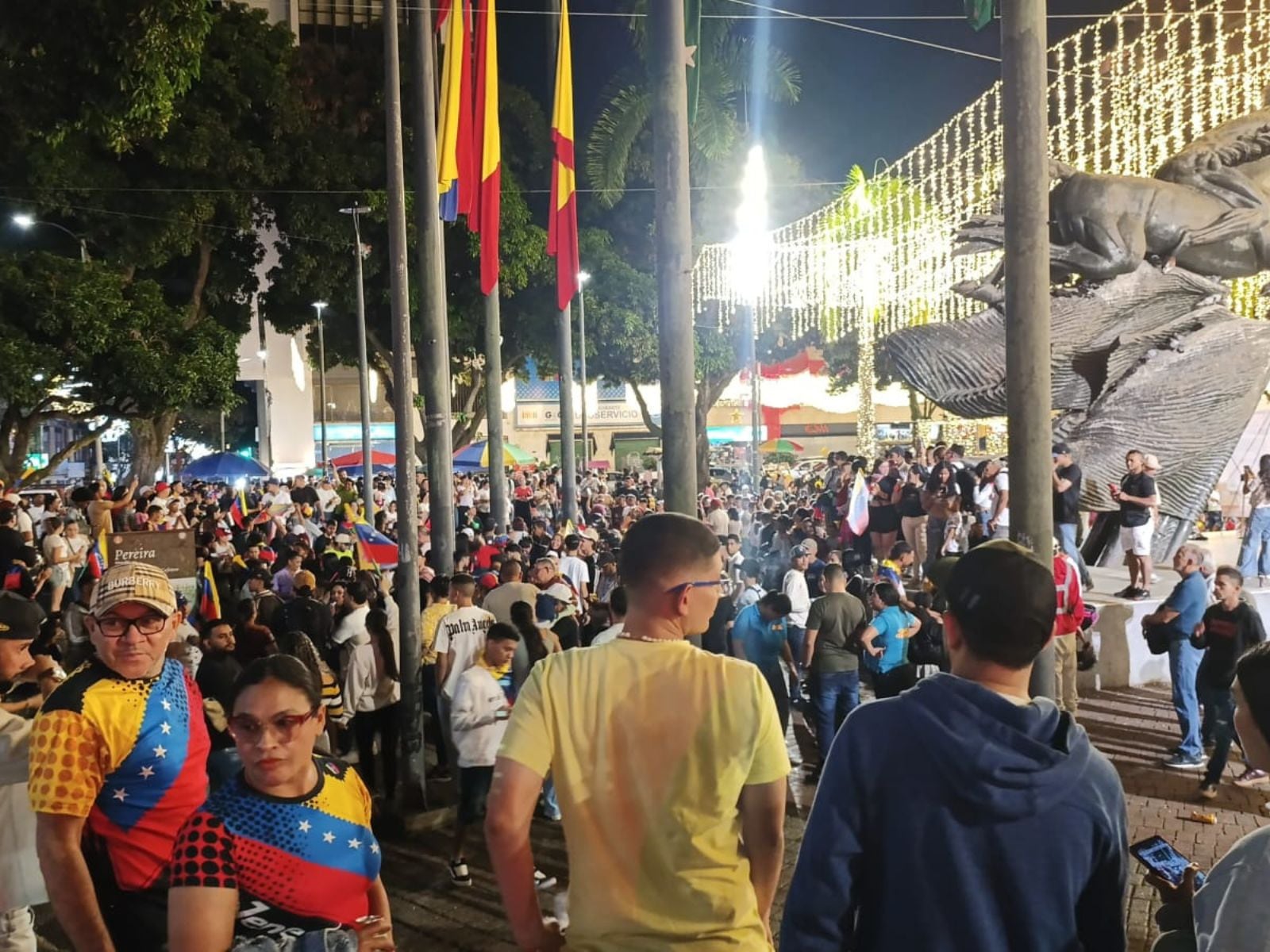 Venezolanos en Pereira celebrando la captura de Nicolás Maduro ((foto: Caracol Radio))
