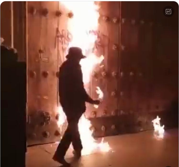 Captura de pantalla / fuego en la Catedral Primada