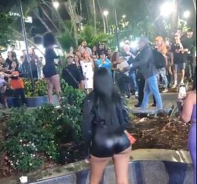 Enfrentamiento entre trabajadoras sexuales y policías en el Parque Lleras. Tomado de: Denuncias Antioquia