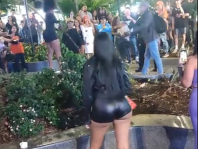 Enfrentamiento entre trabajadoras sexuales y policías en el Parque Lleras. Tomado de: Denuncias Antioquia