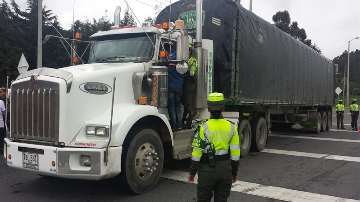 Fuerza pública acompañará a transportadores en la vía Apía - Pueblo Rico, por aumento de hurtos