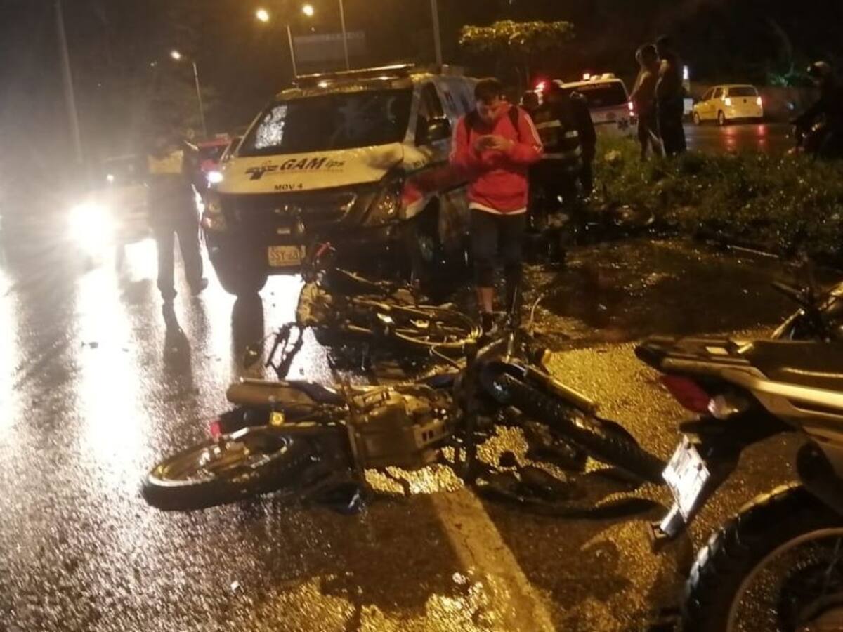 Ambulancia arrolló a motociclistas