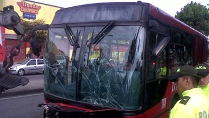 Resumen 9:00 am: Ya son 40 heridos los que deja choque de articulado en Bogotá