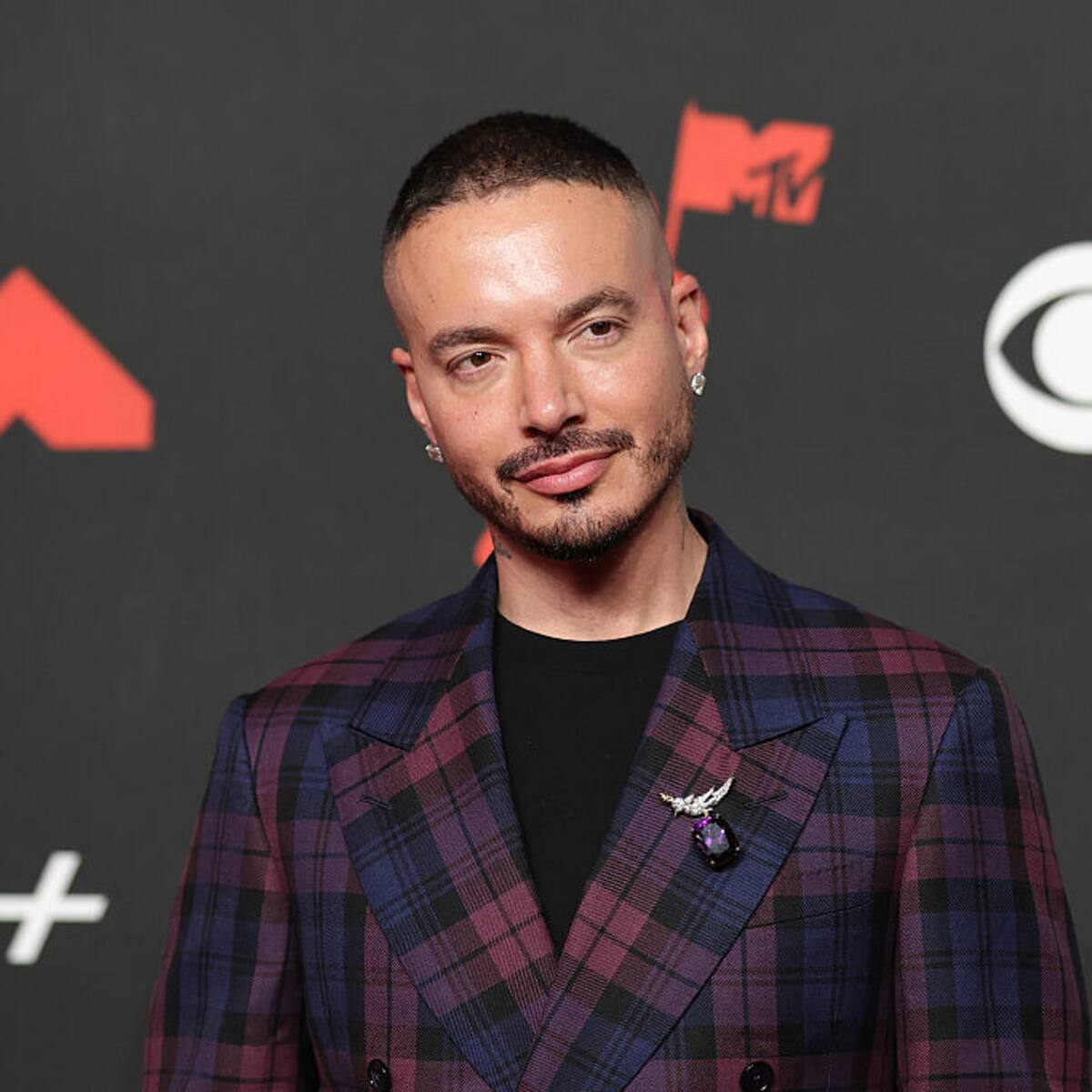 J Balvin y Travis Barker versionan “Jump” de Van Halen para campaña del Mundial de la FIFA 2026