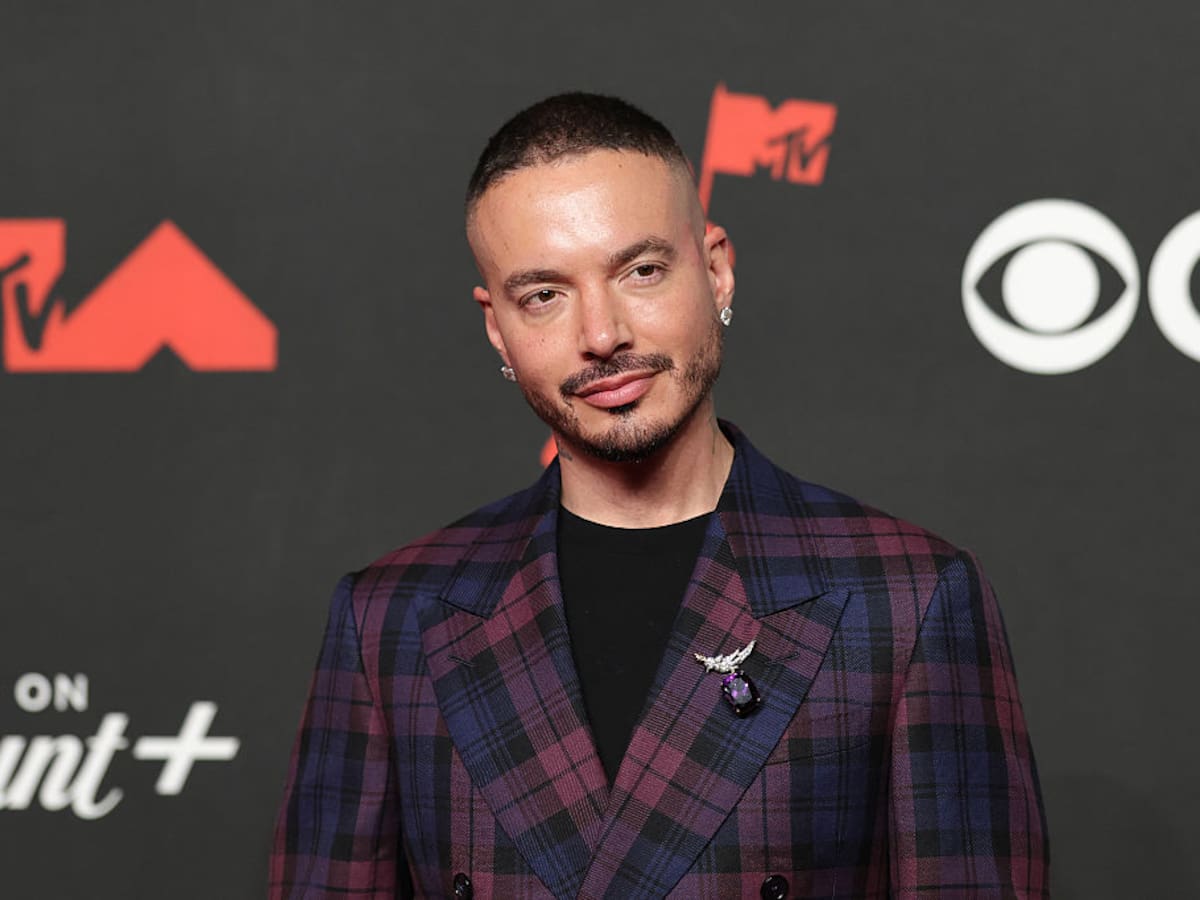 J Balvin y Travis Barker versionan “Jump” de Van Halen para campaña del Mundial de la FIFA 2026