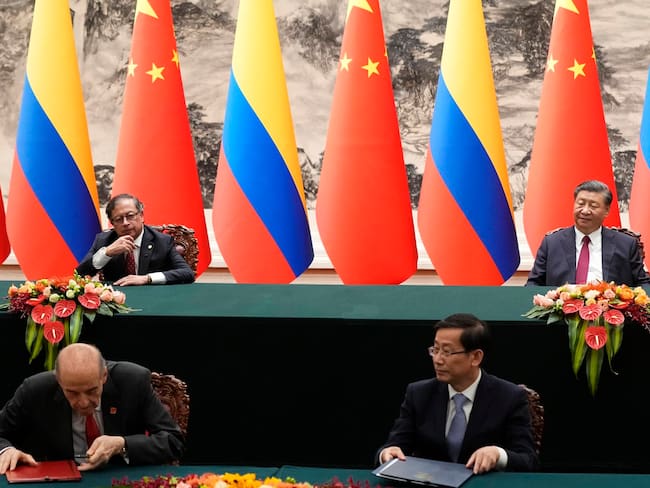 Gustavo Petro y el presidente de China, Xi Jinping en Beijing, / EFE/EPA/KEN ISHII / POOL