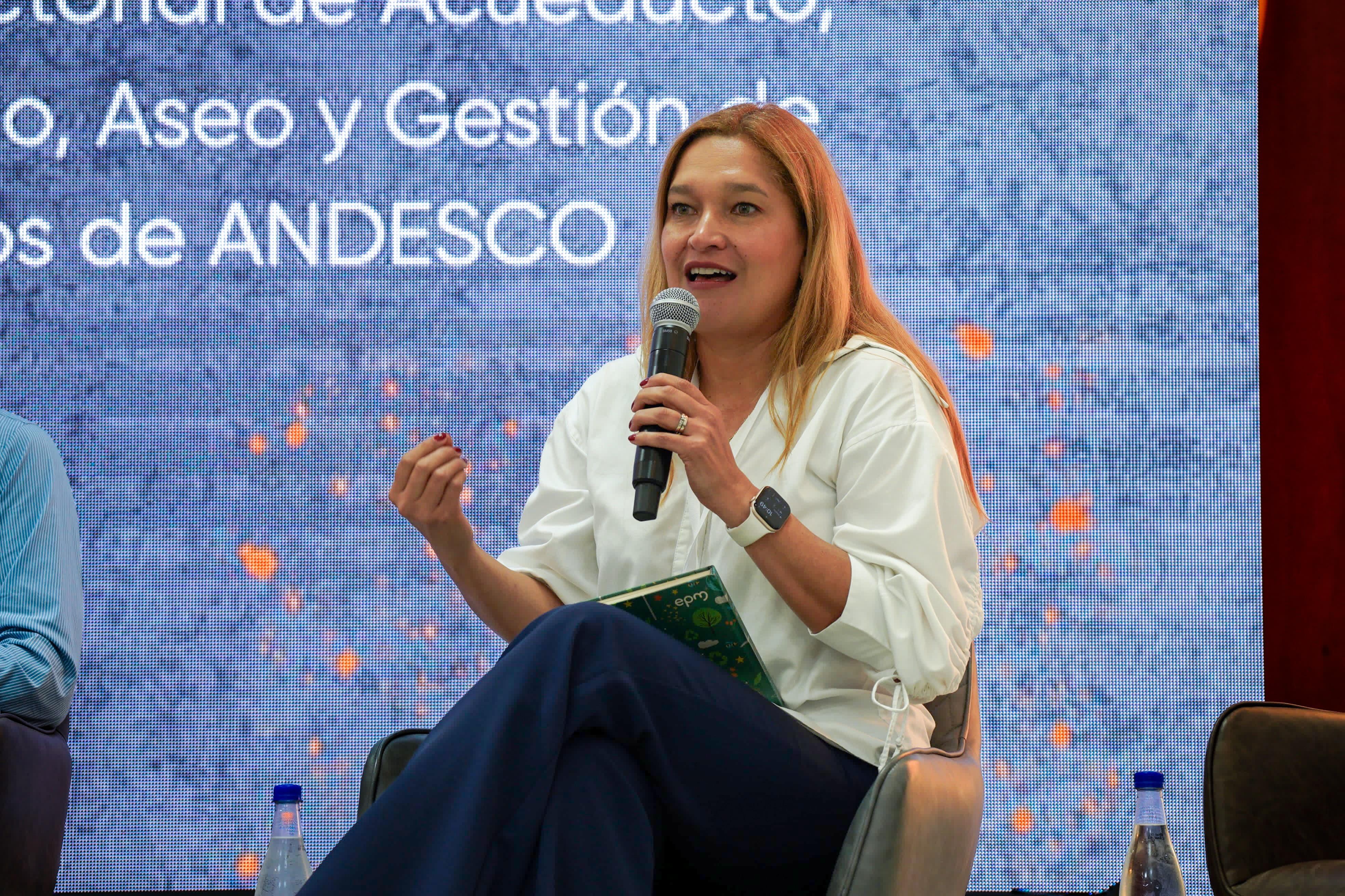 Ángela Escarria, directora Sectorial de Acueducto, Alcantarillado, Aseo y Gestión de Residuos de ANDESCO. | Foto: Caracol Radio