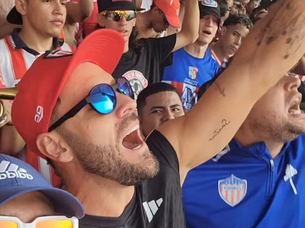 Sebastián Viera alienta al Junior en la tribuna norte del estadio Metropolitano / Instagram: Sebastián Viera.