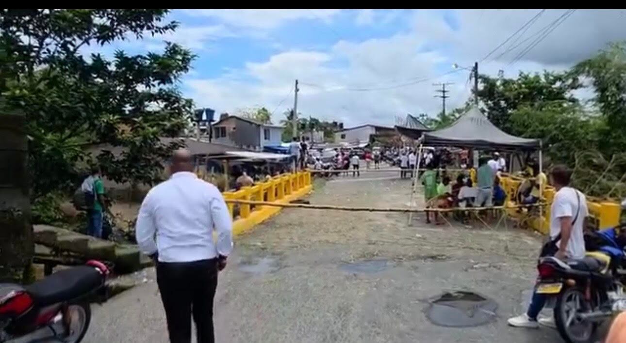 El paso se habilita cada dos horas y se estableció un corredor humanitario para ambulancias, enfermos, organismos de socorro y vehículos fúnebres pasen. Foto: Cortesía.